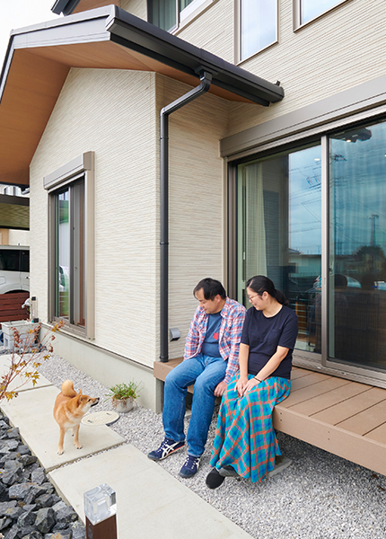 【滑川町】自然素材のぬくもりに包まれた、光を取り込む吹き抜けリビングの住まい