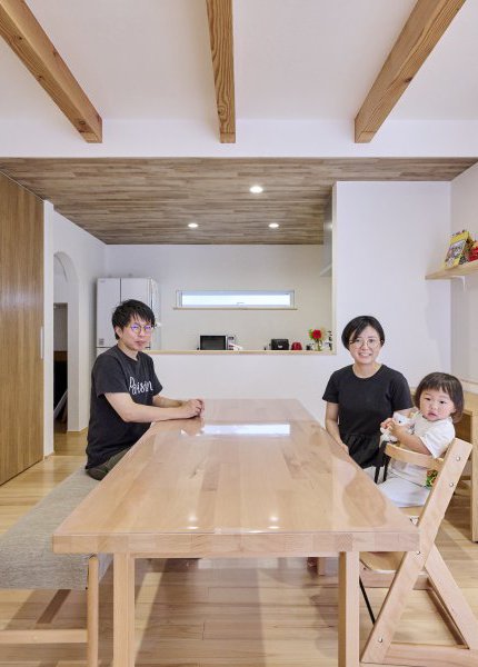 【東松山市】住宅街の中でも十分な採光を確保し、心地よく過ごせる吹き抜け空間のある家