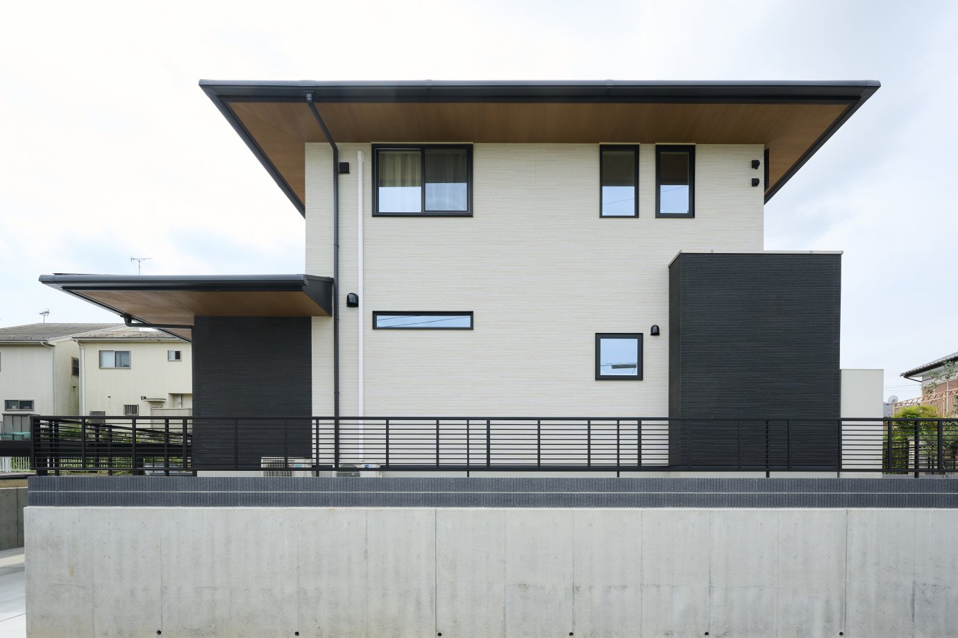 デザイン性と実用性を兼ね備えた深い軒