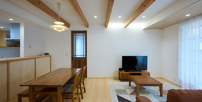 【深谷市】デザイン性と機能性を兼ね備えた　自然素材に包まれる軒の深い家