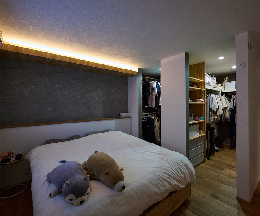 暖色の間接照明がポイント！よく眠れる寝室