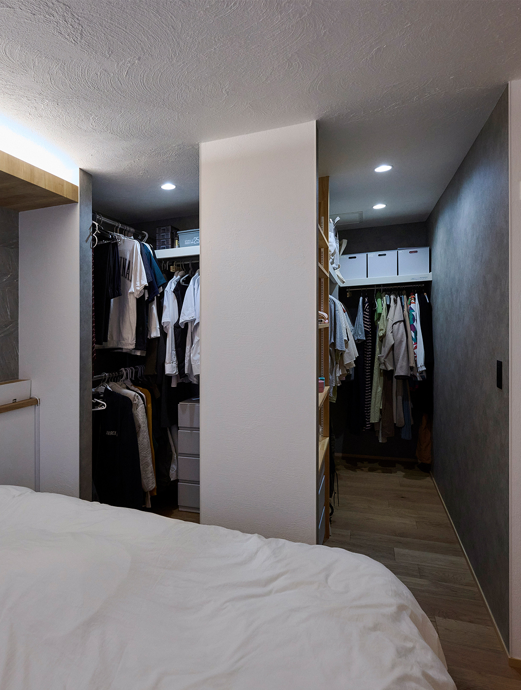 暖色の間接照明がポイント！よく眠れる寝室