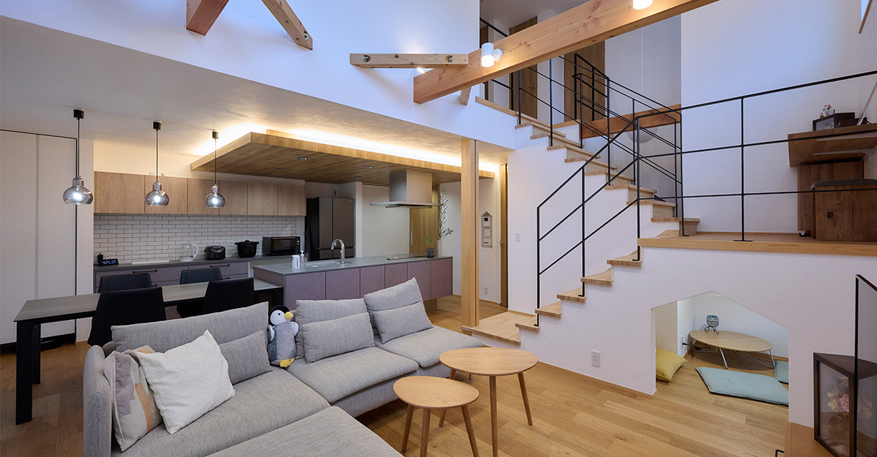 【北本市】間接照明が魅せる開放感抜群のLDK　遊び心を盛り込んだ家