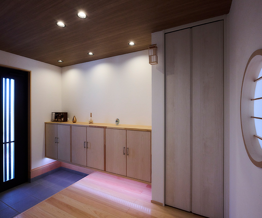 間接照明が映える個性的で和モダンな玄関