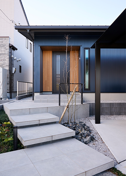 【熊谷市】スタイリッシュな外観と照明にこだわった、ペットと暮らす心地いい平屋の家。