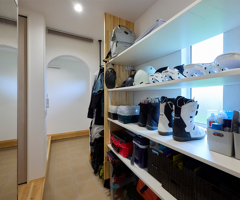 アウトドア用品が多くても安心の土間収納