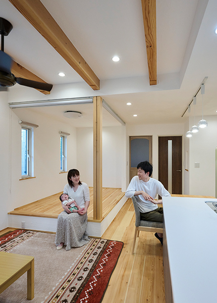 【本庄市】自然素材の魅力が輝くLDKと天気を気にせず洗濯ができる住まい