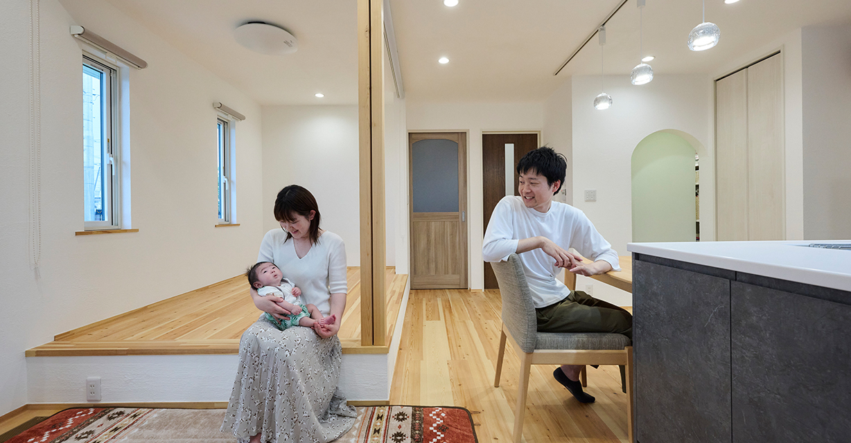 【本庄市】自然素材の魅力が輝くLDKと天気を気にせず洗濯ができる住まい