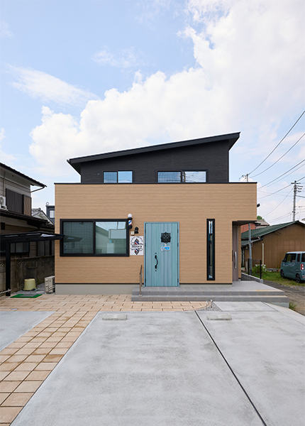 【熊谷市】天然木の香りと表情で、家族とお客様に癒しを届ける店舗付きの住まい