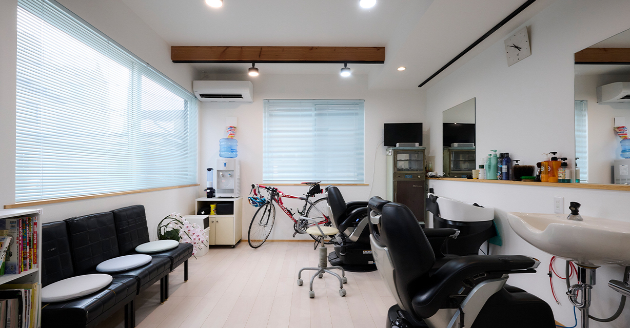 【熊谷市】天然木の香りと表情で、家族とお客様に癒しを届ける店舗付きの住まい