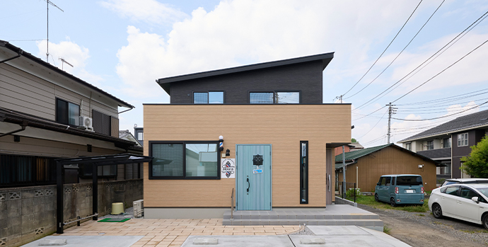 【熊谷市】天然木の香りと表情で、家族とお客様に癒しを届ける店舗付きの住まい