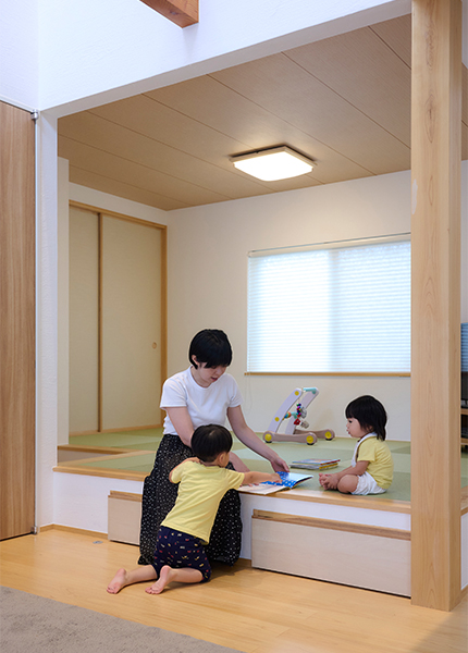 【川越市】大開口吹き抜けで家族を感じられる暮らし。水廻りを最短で行き来できる家事ラクで木の香りに包まれる住まい。