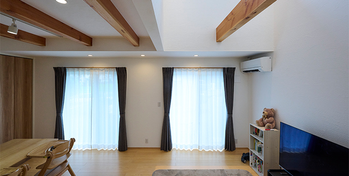 【川越市】大開口吹き抜けで家族を感じられる暮らし。水廻りを最短で行き来できる家事ラクで木の香りに包まれる住まい。
