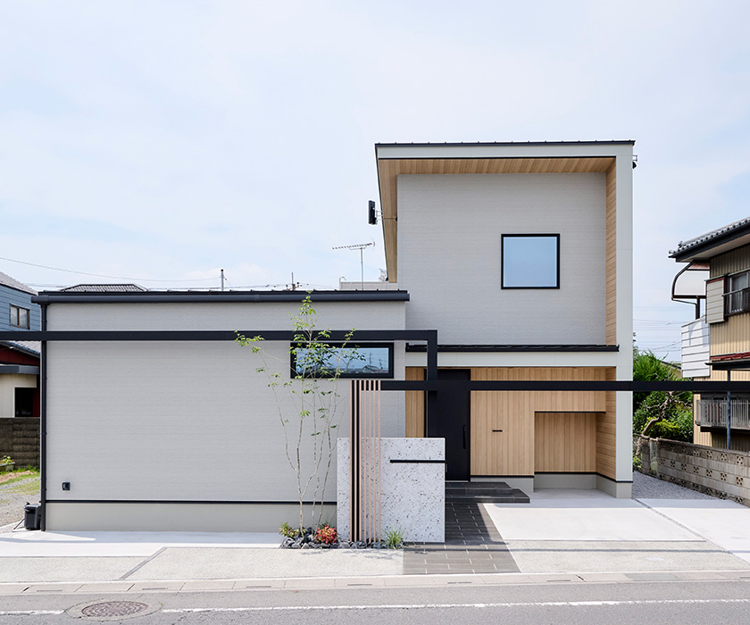 長く住んでも飽きのこない、グレーと木目を基調としたシックな外観と内装