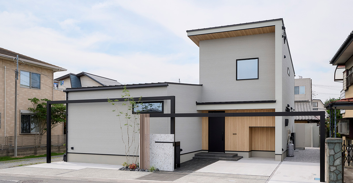 【東松山市】グレーと木目のシックなデザインに、25帖超の勾配天井リビング。全館空調で一年中快適な住まい。