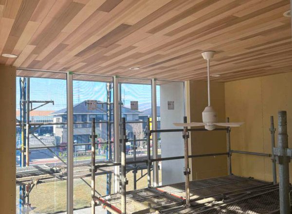 よしおか展示場、足場解体で外観公開！完成に向けて仕上げ工程へ